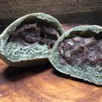たっぷり自家製あんこは無農薬小豆使用のヨモギあんぱん