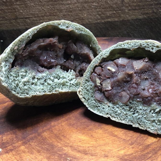 たっぷり自家製あんこは無農薬小豆使用のヨモギあんぱん