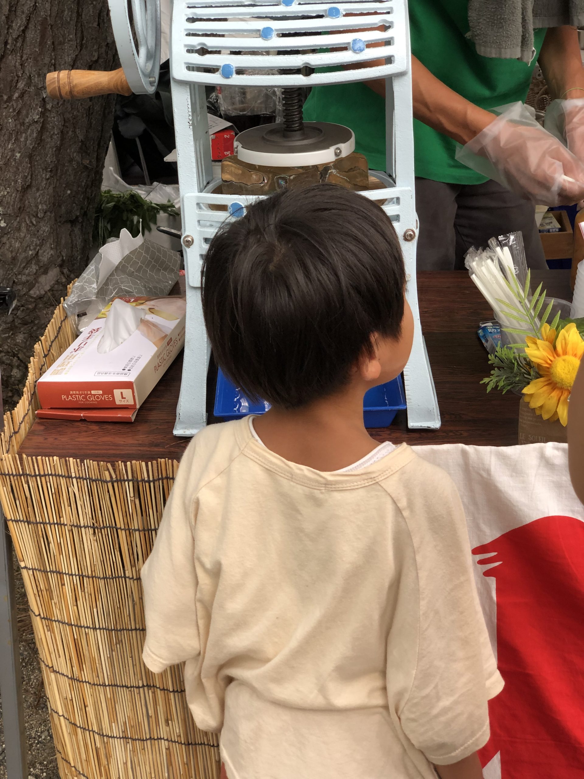 Ｈｏｚｕままやの手動式カキ氷屋さんのかき氷を待つ子供