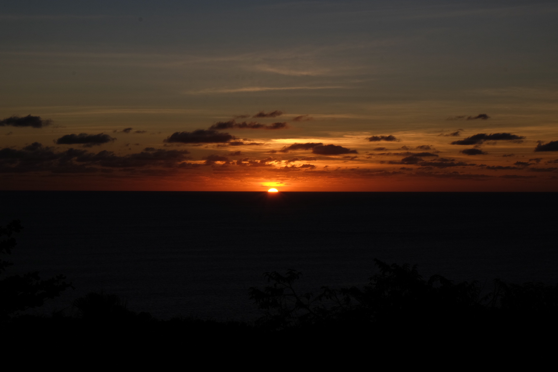 小笠原母島の海に沈む夕日
