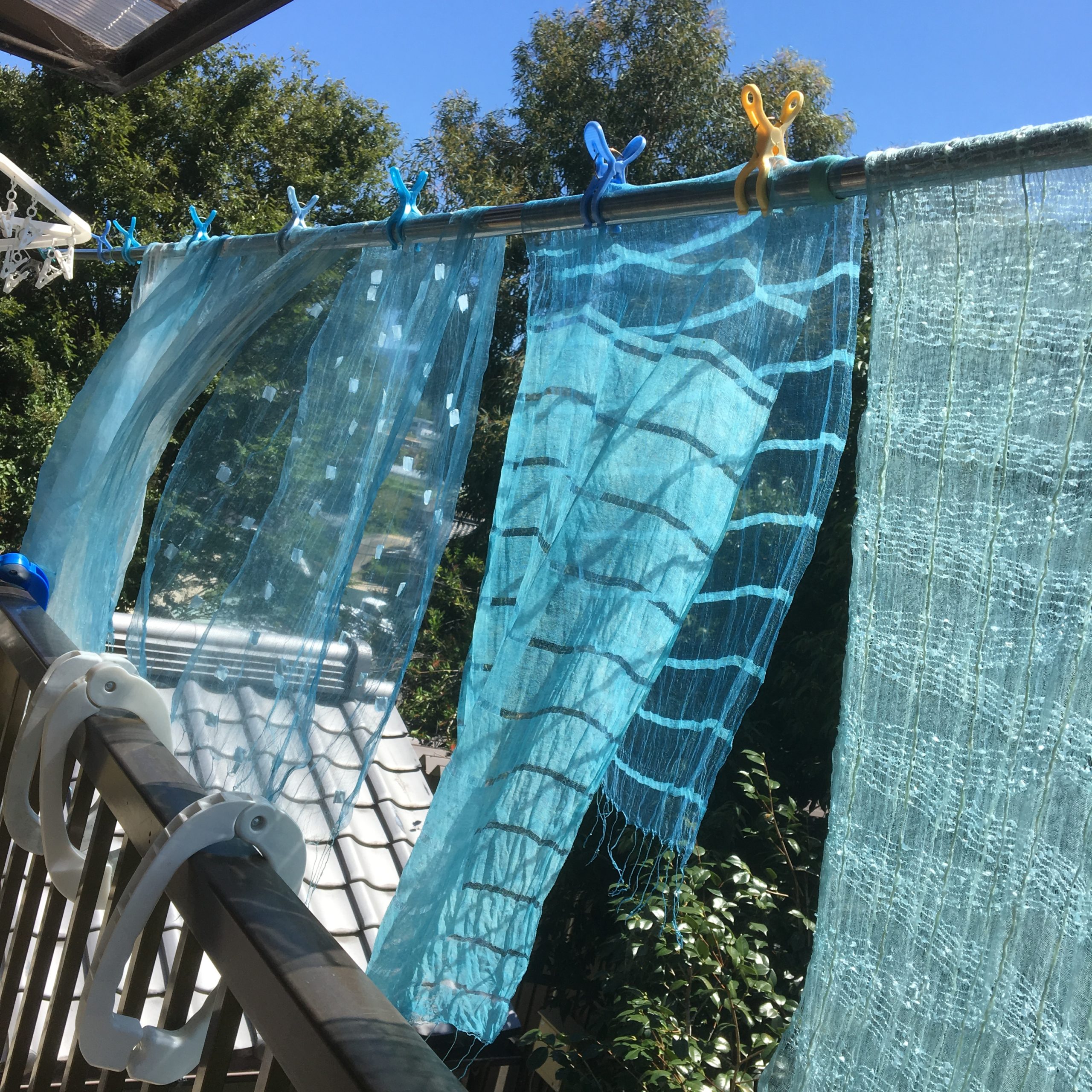 Hozu ままやの藍の生葉染のシルクショールと青空　ママンチュール