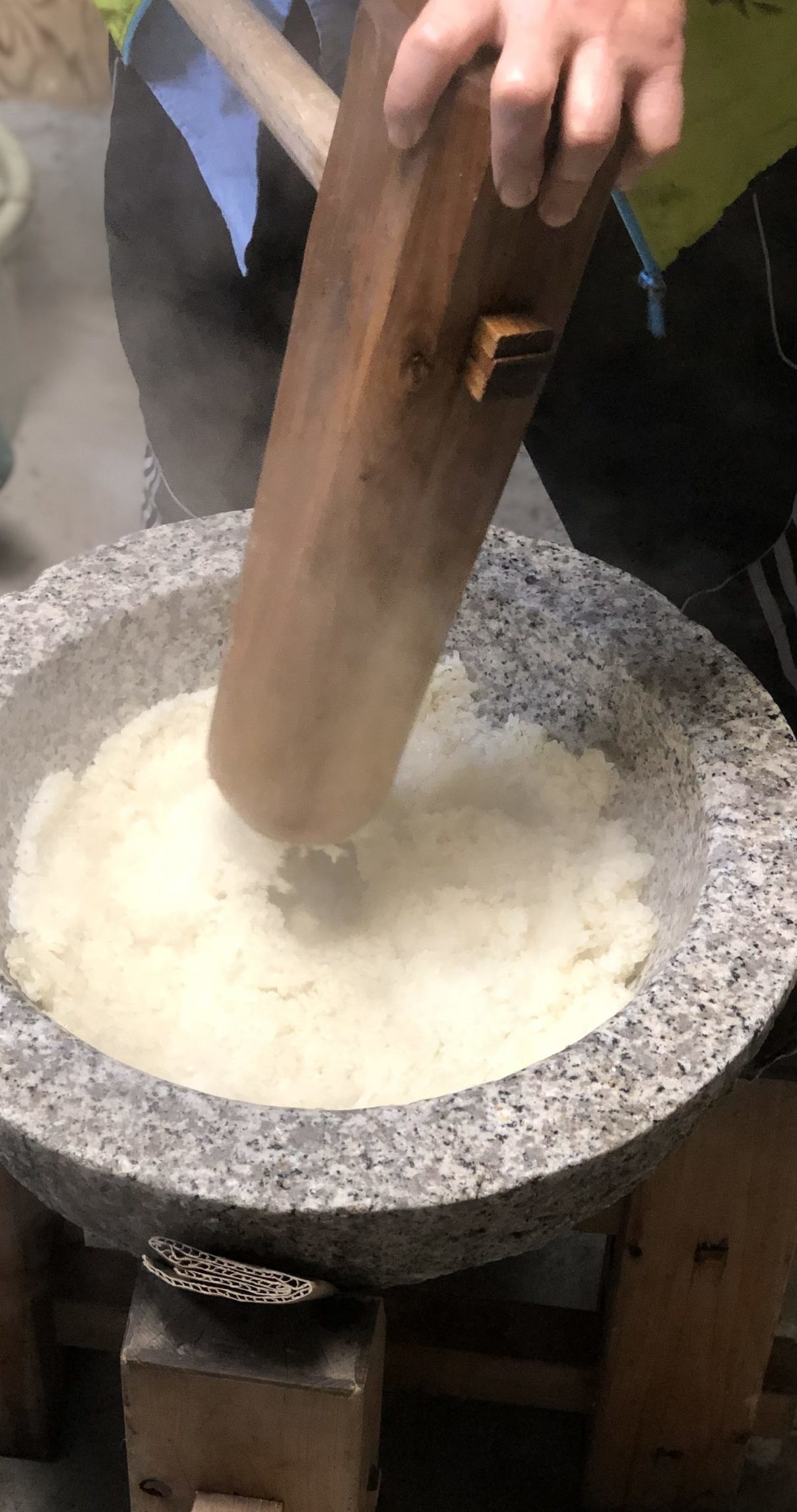 Hozu  ままやの無農薬自然栽培のもち米を使って餅を搗く