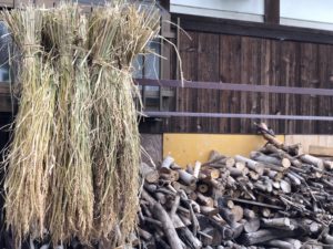 薪と稲わら