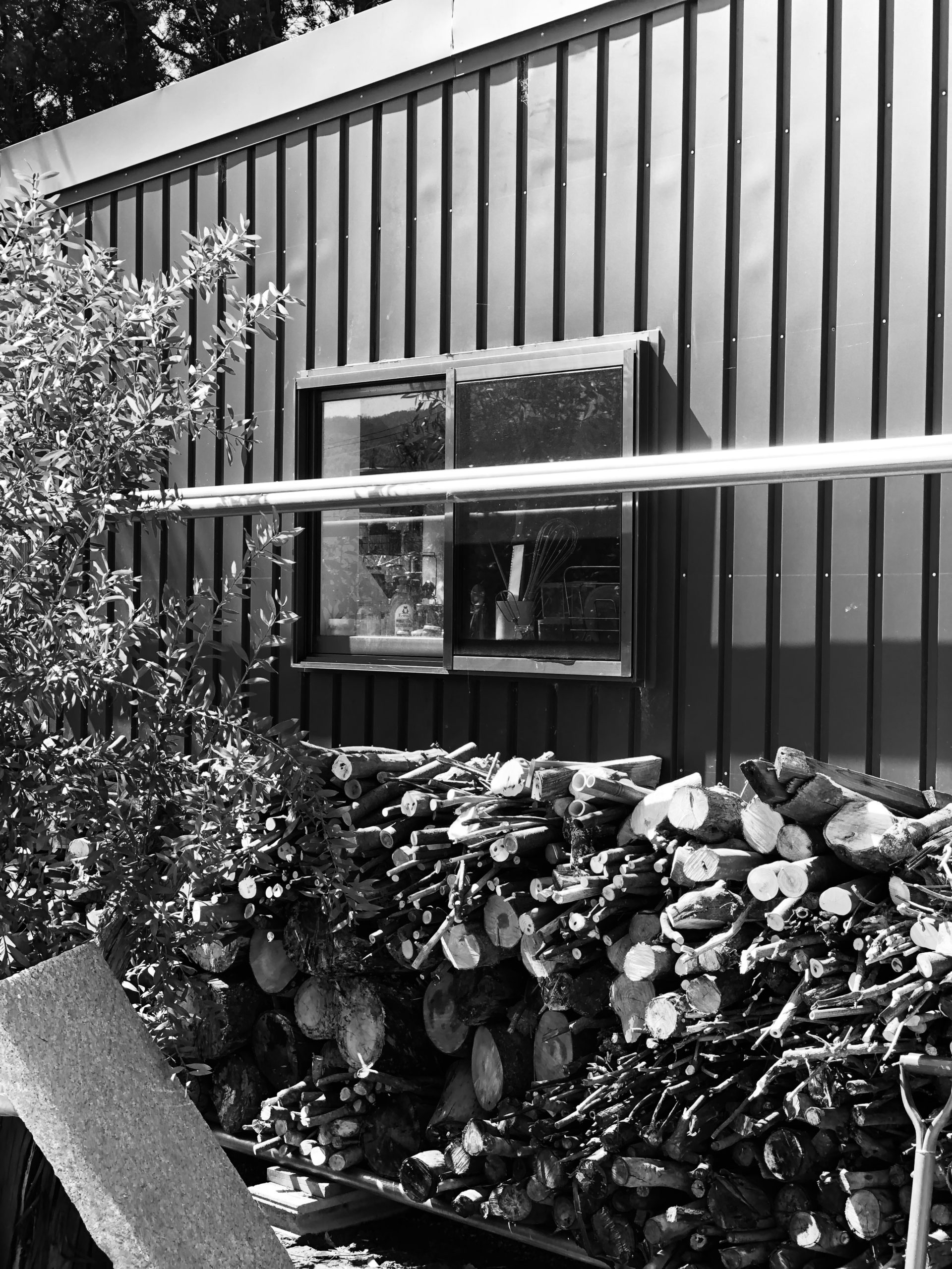 Hozu  ままやの作業場の横の蒔置き場