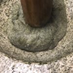 ヨモギ餅をつく