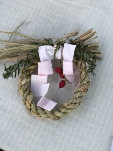 昨年、無農薬栽培でできた稲わらで作ったしめ縄