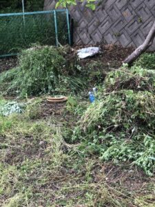 Hozu ままやの草刈りは手鎌だけで刈っていきます。