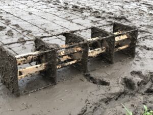 田植えするために田んぼに線をひく道具