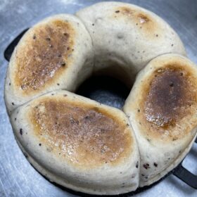 自家製糀(無農薬天日干し米使用）から作った甘酒を使っている鍋焼きパン